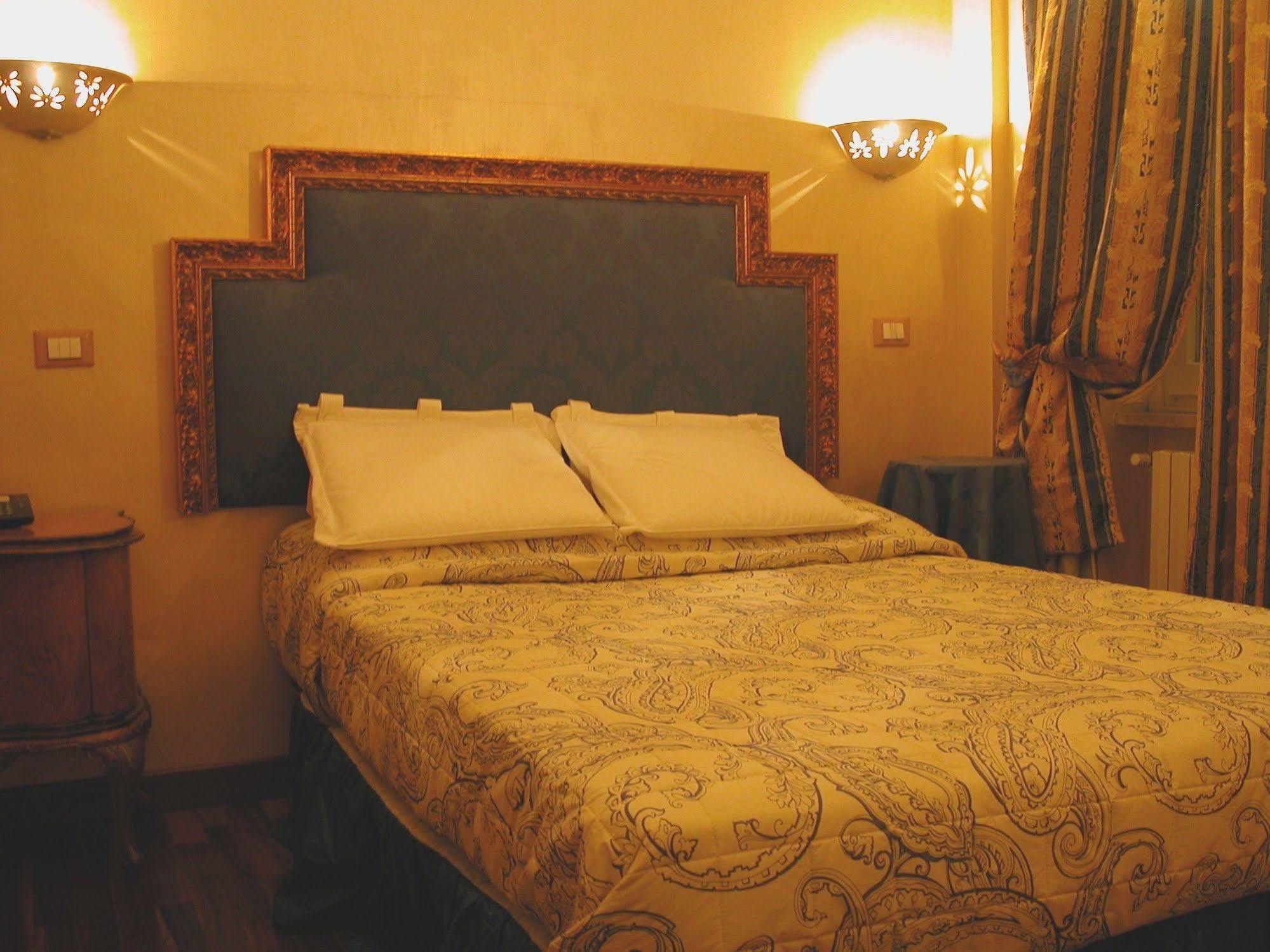 Hotel Original Turin Room photo